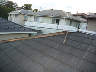 横浜市戸塚区　屋根点検　棟板金外れ