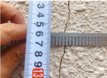 外壁などのクラックの有無やクラックの幅等もチェックします。