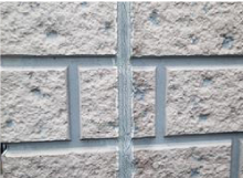 外壁の繋ぎ目、シーリング部分が劣化していないか。