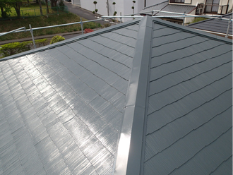 屋根塗装で日光を反射するまでになりました。屋根の輝きをを見るといかにも遮熱塗料という感じがします。