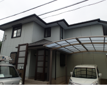 塗膜の色あせ、苔の発生など、塗装の時期がきていました。