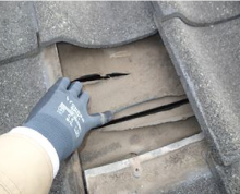 防水紙に穴が開いている