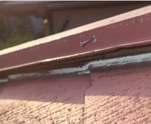 棟板金を固定している釘が緩んでいる・棟板金が浮いている