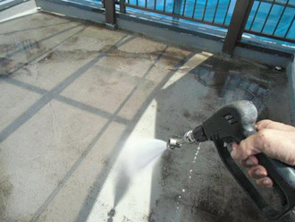 高圧洗浄の様子