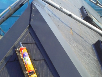 棟板金の接合部にコーキング処理