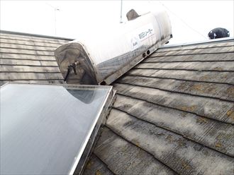 屋根の上の温水器分割