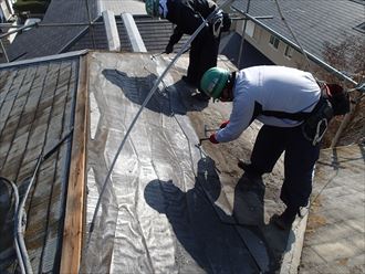 コロニアル屋根材、並んではがし工事