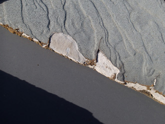 谷板金付近の屋根材表面の剥離
