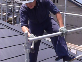 三鷹市　屋根葺き替え工事完工　仮設の足場解体作業　組み合わせて建てた鉄パイプを撤去　