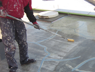 東京都文京区　アパート　陸屋根　防水工事　施工前の様子　下地処理後の下塗り材プラーマー塗布