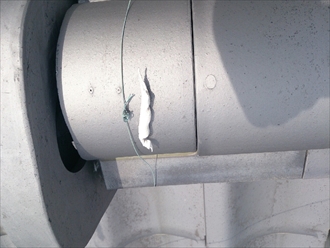 栄区、鬼瓦のズレ