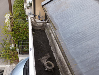 浦安市　雨樋調査　軒樋に土が堆積