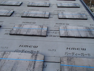 袖ヶ浦市　屋根葺き替え工事　新しい屋根材を等間隔に配置