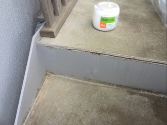 階段床のコーキングの劣化