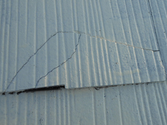 江東区　屋根塗装　屋根シール補修材　割れたスレートの補修前