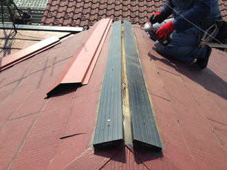 府中市　棟板金飛散　タフモックを設置