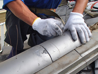 八王子市　棟瓦取り直し工事　冠瓦をワイヤーで固定し先端を処理する