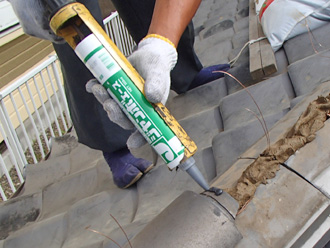 八王子市　棟瓦取り直し工事　シーリング材を塗布