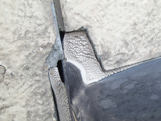 狛江市　出窓付近からの雨漏り　コーキング痩せて隙間ができている