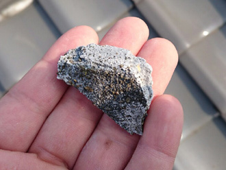 千葉市中央区　変色して白っぽくなった漆喰