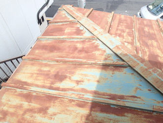 市原市　屋根点検　錆で茶色っぽくなっている