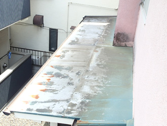 市原市　屋根点検　庇の屋根の塗膜が剥がれている