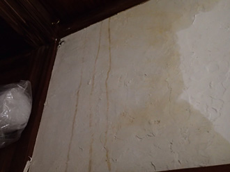 狛江市　雨漏りによって土壁が濡れている