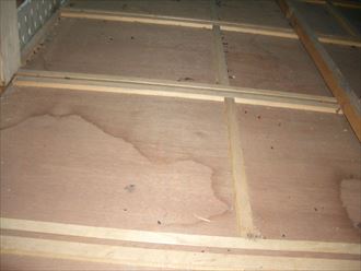 大屋根,屋根裏,雨染み