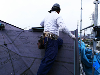 屋根カバー工法の様子
