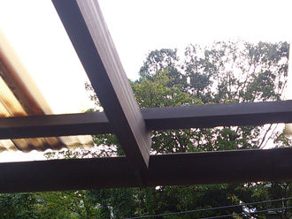 江戸川区　ベランダの屋根が壊れている