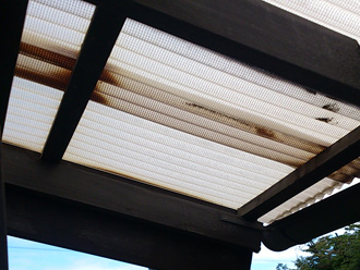 江戸川区　ベランダの屋根（波板）が変色している