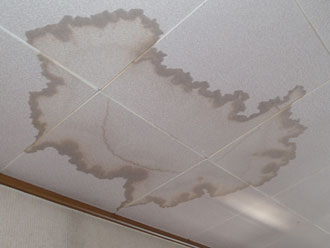 雨漏りあと　雨染み　クロス貼り