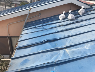 瓦棒屋根が風に煽られてべこべこに