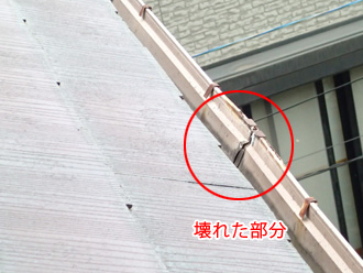 江東区　雨樋交換前の点検　接合部付近が割れている