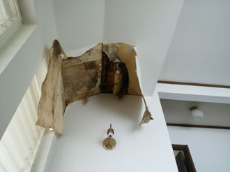 雨漏り　室内クロスの剥がれ
