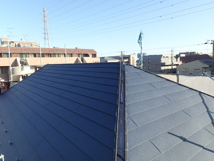 屋根カバー工法の様子