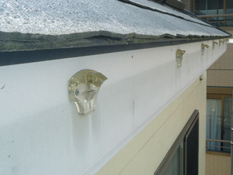 葛飾区　軒樋が壊れている　取り付け金具破損