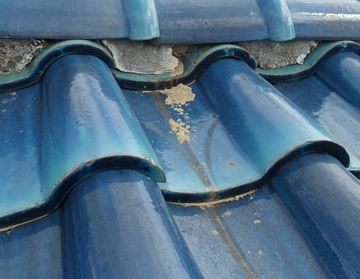 江東区　漆喰が剥がれて中の土が出てきている