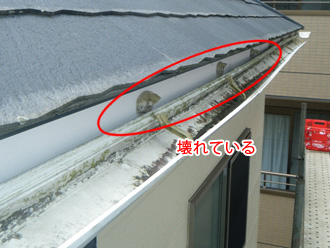 葛飾区　軒樋が壊れている