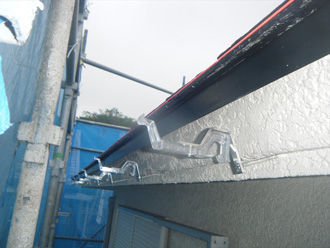 荒川区　雨樋交換　吊り金具取り付け