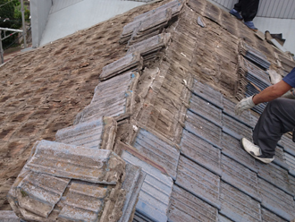 屋根葺き替え、瓦おろしの様子