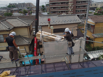 屋根カバー荷揚げの様子
