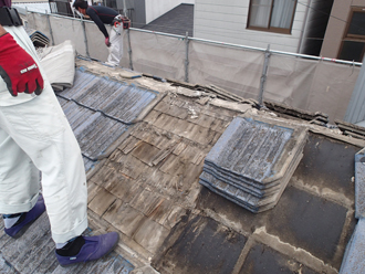 屋根葺き替え、瓦おろしの様子