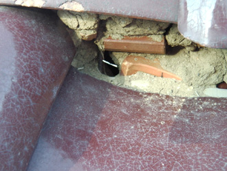 墨田区　漆喰が剥がれて土が出てきている