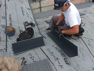 足立区　屋根カバー工法　エコグラーニ（屋根材）を設置