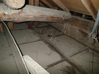 小屋裏の雨染み