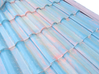 塗膜が薄くなり以前のやねの色が見える