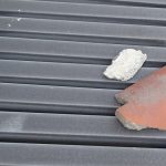 瓦と漆喰の破片