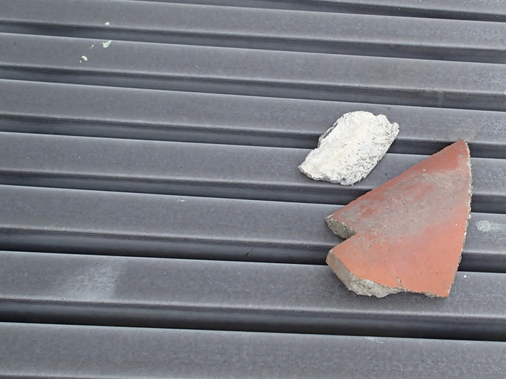 瓦と漆喰の破片