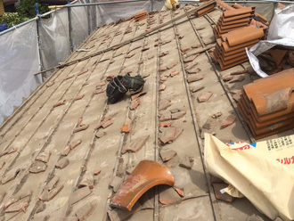 川崎市高津区　S型瓦の屋根葺き替え工事　外した瓦は屋根の上に整理しておく